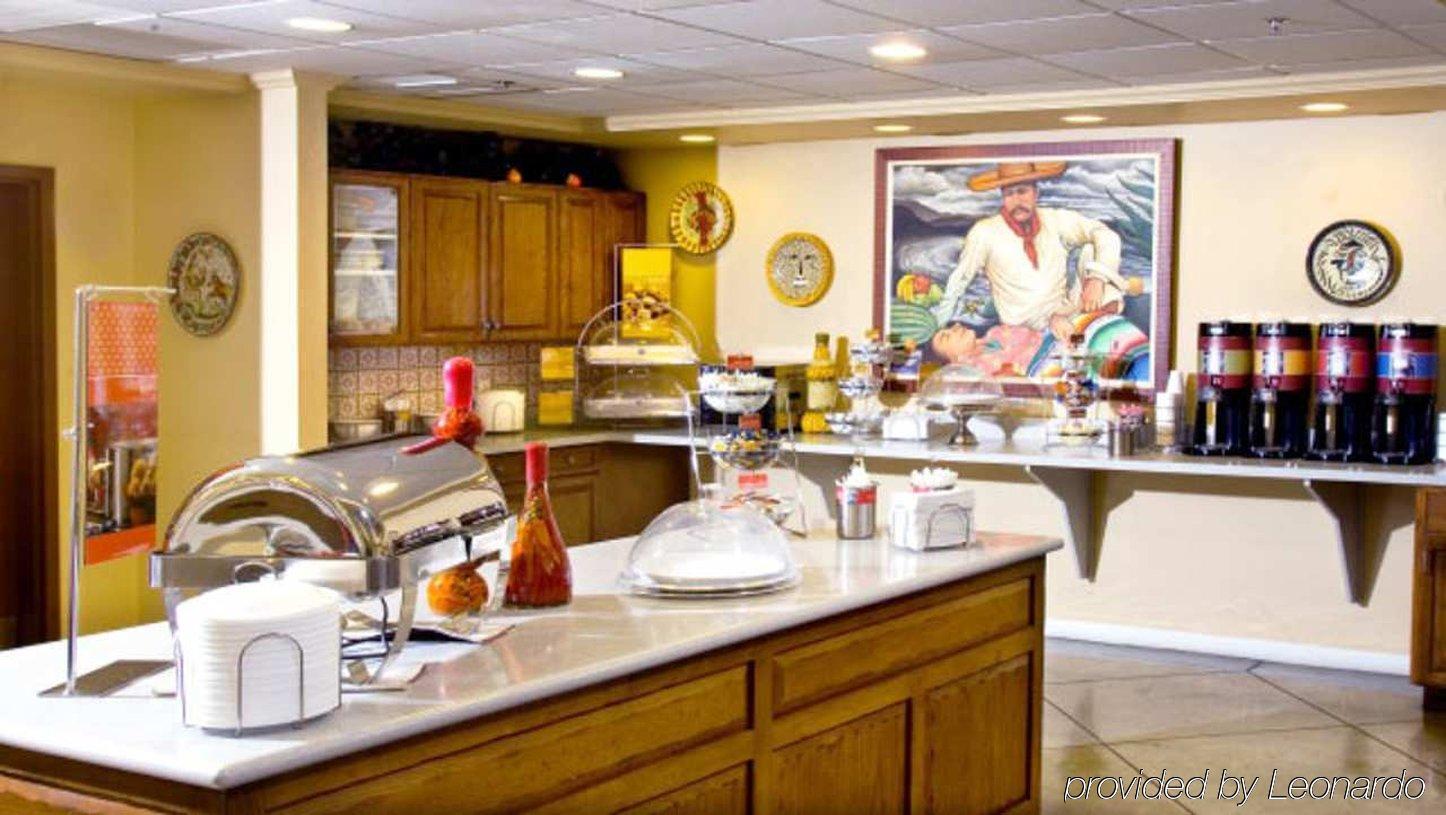 Hampton Inn & Suites Tucson Mall Casas Adobes Restaurant photo